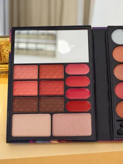 ANYLADY Kompaktowa paletka do makijażu - cienie, konturowanie, usta- 32 odcienie Oczy