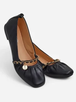 Outlet Baleriny damskie Ariadna Nero – czarne, płaskie, skóra ekologiczna, złota ozdoba Buty Na Wielkie Wyjście|Baleriny Klasyczne