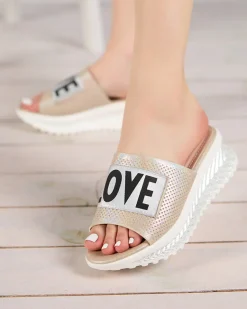 Clearance Beżowe błyszczące klapki damskie z napisem Sosha- Obuwie Klapki Na Obcasie