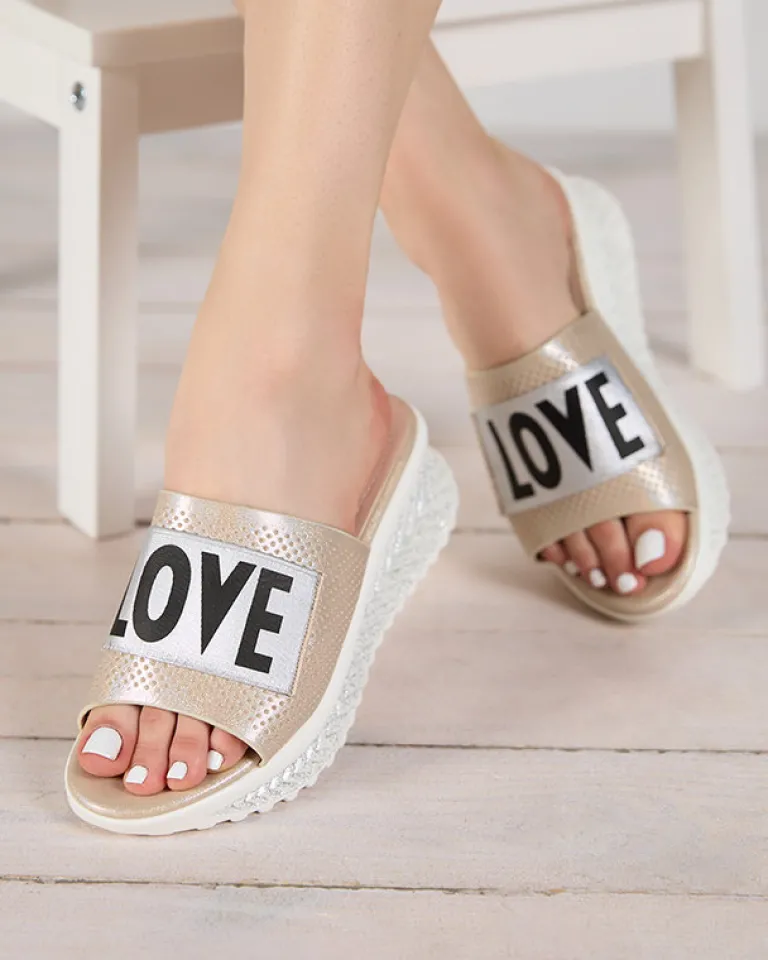 Clearance Beżowe błyszczące klapki damskie z napisem Sosha- Obuwie Klapki Na Obcasie