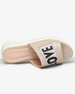 Clearance Beżowe błyszczące klapki damskie z napisem Sosha- Obuwie Klapki Na Obcasie