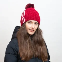 Sale Bordowa ocieplana czapka z białymi paseczkami i pomponem - Akcesoria Damskie Czapki I Kapelusze
