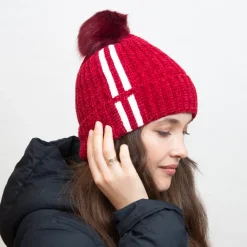 Sale Bordowa ocieplana czapka z białymi paseczkami i pomponem - Akcesoria Damskie Czapki I Kapelusze