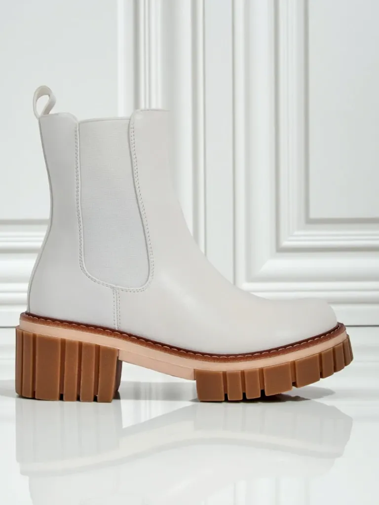 Botki na słupku z eko nubuku Amber Walk Botki Na Słupku|Nowość