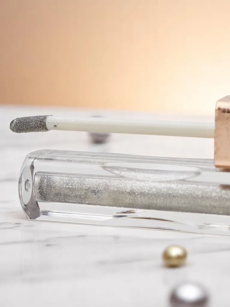 Online Błyszczący cień do powiek w płynie w kolorze Silver Oczy