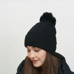 Clearance Czarna damska ocieplana czapka z pomponem - Akcesoria Damskie Czapki I Kapelusze