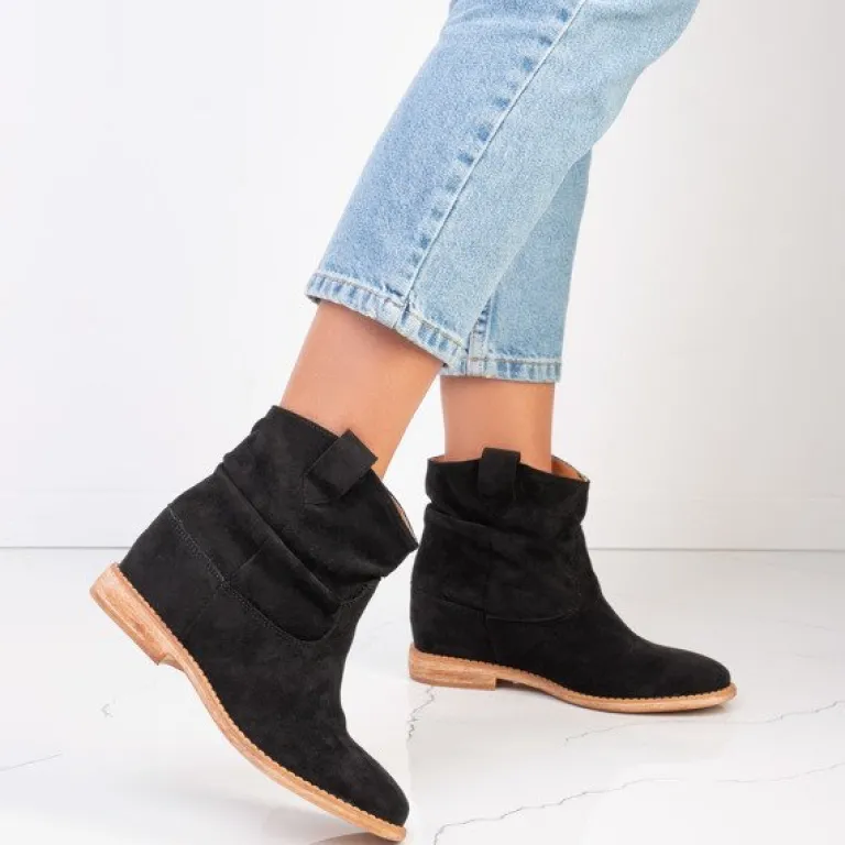 Outlet Czarne botki a'la kowbojki na krytym koturnie Daressco - Obuwie Botki Z Delikatnym Ociepleniem|Kowbojki