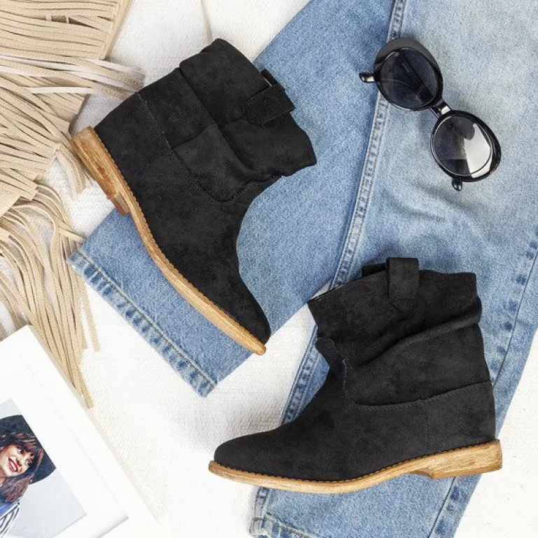 Outlet Czarne botki a'la kowbojki na krytym koturnie Daressco - Obuwie Botki Z Delikatnym Ociepleniem|Kowbojki