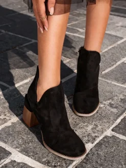 Online Czarne damskie botki na słupku z wycięciami Encura- Obuwie Botki Bez Ocieplenia|Botki Na Słupku