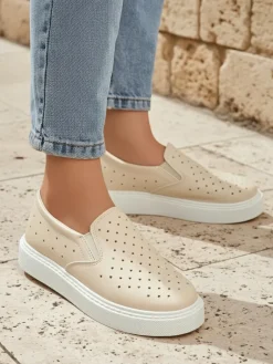 Sale Damskie slip-ony Callista Beżowe z ekologicznej skóry na platformie Półbuty