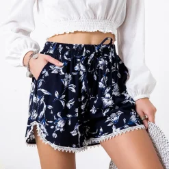 Clearance Granatowe damskie krótkie spodenki w białe kwiaty - Odzież Szorty|Krótkie Spodenki