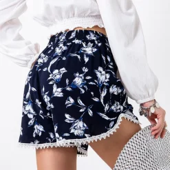 Clearance Granatowe damskie krótkie spodenki w białe kwiaty - Odzież Szorty|Krótkie Spodenki