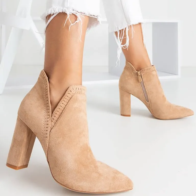 Clearance Jasnobrązowe damskie botki na słupku z wycięciem Karmelita - Obuwie Botki Bez Ocieplenia|Botki Na Słupku