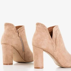 Clearance Jasnobrązowe damskie botki na słupku z wycięciem Karmelita - Obuwie Botki Bez Ocieplenia|Botki Na Słupku