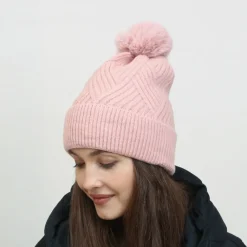 Clearance Różowa damska ocieplana czapka z pomponem - Akcesoria Damskie Czapki I Kapelusze