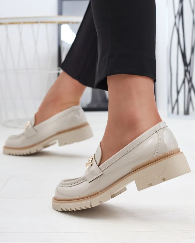 Beżowe lakierowane damskie mokasyny z łańcuszkiem Sotella Półbuty|Mokasyny Na Płaskiej Podeszwie