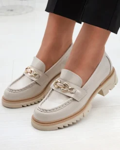 Beżowe lakierowane damskie mokasyny z łańcuszkiem Sotella Półbuty|Mokasyny Na Płaskiej Podeszwie