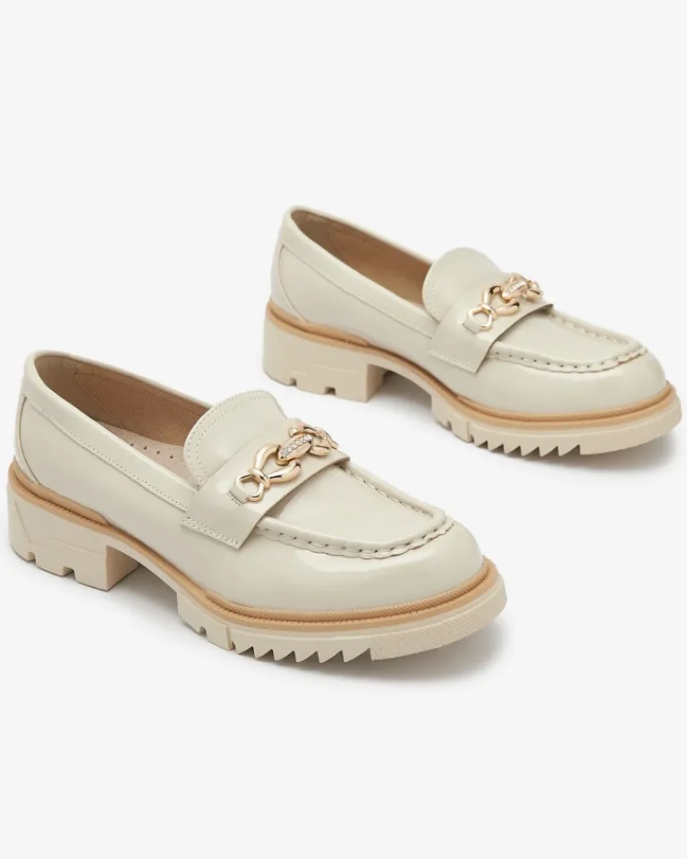 Beżowe lakierowane damskie mokasyny z łańcuszkiem Sotella Półbuty|Mokasyny Na Płaskiej Podeszwie