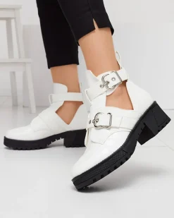 Online Białe lakierowane botki damskie z wycięciem i tłoczeniem Malevib Botki Bez Ocieplenia|Botki Na Płaskim Obcasie