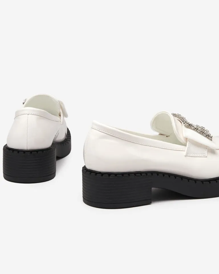 Białe półbuty lakierowane z klamrą Fogim Półbuty