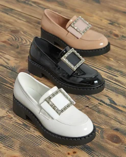 Białe półbuty lakierowane z klamrą Fogim Półbuty