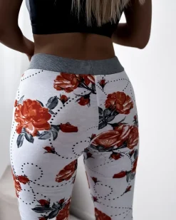 Best Białe spodenki damskie 3/4 w czerwone kwiaty Spodenki 3/4|Krótkie Spodenki