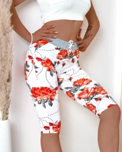 Best Białe spodenki damskie 3/4 w czerwone kwiaty Spodenki 3/4|Krótkie Spodenki