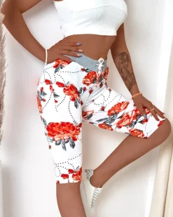 Best Białe spodenki damskie 3/4 w czerwone kwiaty Spodenki 3/4|Krótkie Spodenki