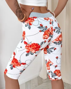Best Białe spodenki damskie 3/4 w czerwone kwiaty Spodenki 3/4|Krótkie Spodenki
