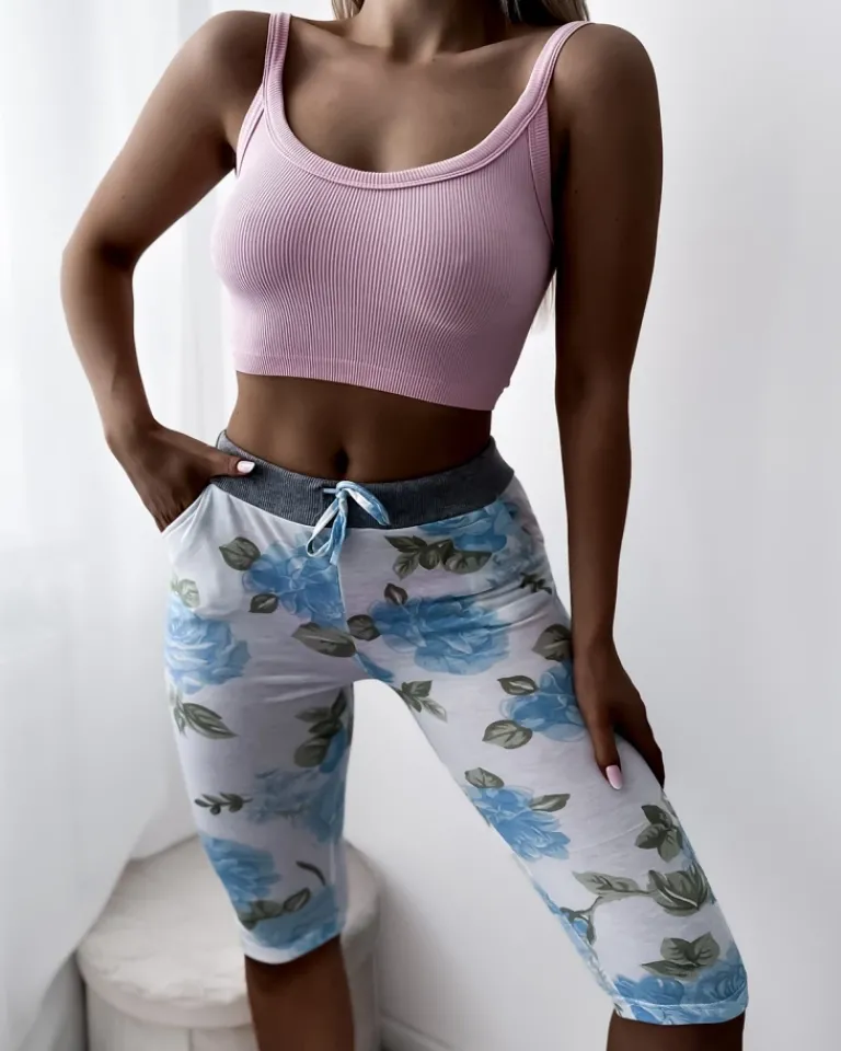 Sale Białe spodenki damskie 3/4 w niebieskie kwiaty Spodenki 3/4|Krótkie Spodenki