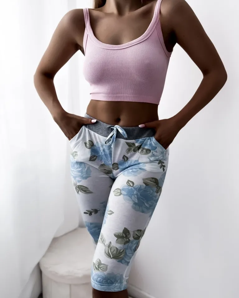 Sale Białe spodenki damskie 3/4 w niebieskie kwiaty Spodenki 3/4|Krótkie Spodenki