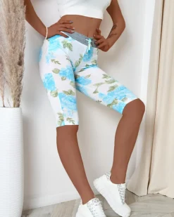 Sale Białe spodenki damskie 3/4 w niebieskie kwiaty Spodenki 3/4|Krótkie Spodenki