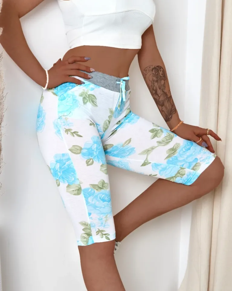 Sale Białe spodenki damskie 3/4 w niebieskie kwiaty Spodenki 3/4|Krótkie Spodenki