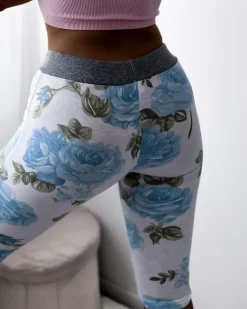 Sale Białe spodenki damskie 3/4 w niebieskie kwiaty Spodenki 3/4|Krótkie Spodenki