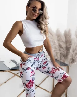 Online Biało- różowe spodenki damskie 3/4 z printem Spodenki 3/4|Krótkie Spodenki
