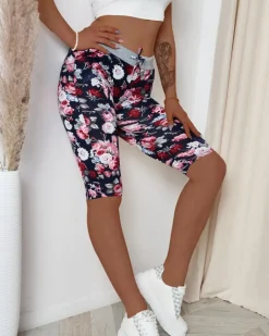 Bordowe damskie spodenki 3/4 z kwiatowym wzorem Spodenki 3/4|Krótkie Spodenki