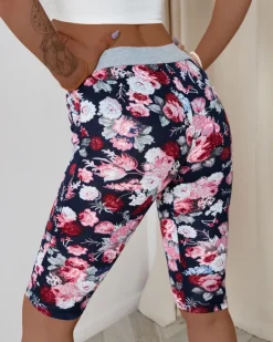 Bordowe damskie spodenki 3/4 z kwiatowym wzorem Spodenki 3/4|Krótkie Spodenki