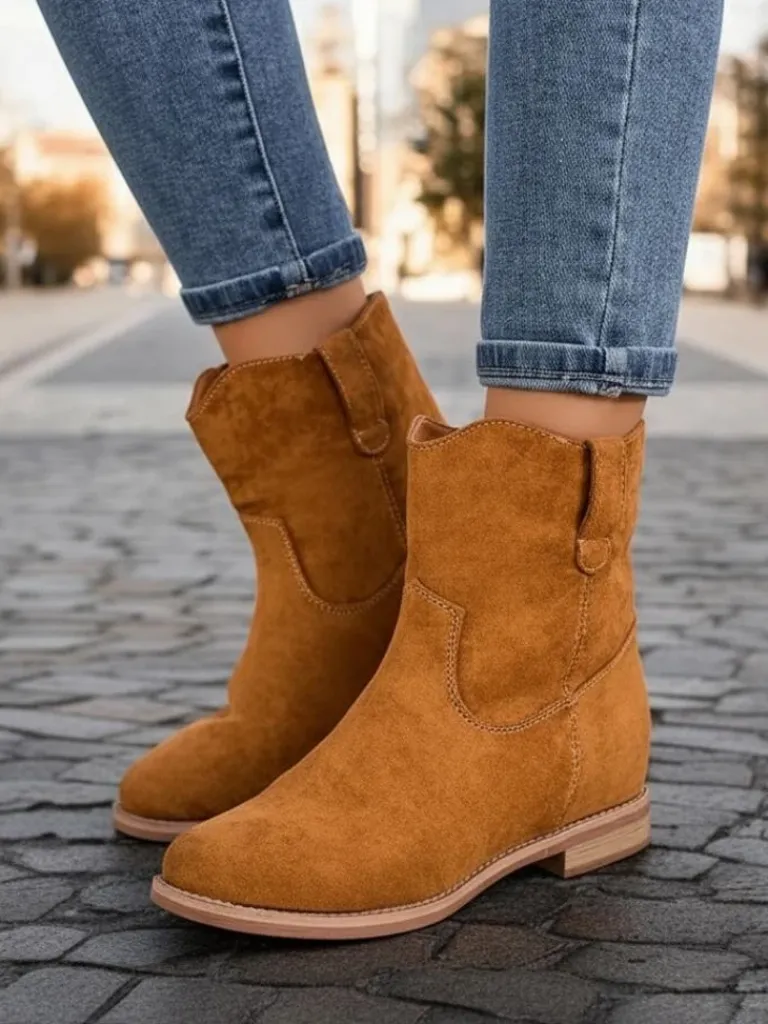 Outlet Brązowe botki a'la kowbojki na krytym koturnie Jelluma Botki Z Delikatnym Ociepleniem|Kowbojki