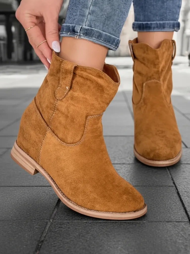 Outlet Brązowe botki a'la kowbojki na krytym koturnie Jelluma Botki Z Delikatnym Ociepleniem|Kowbojki