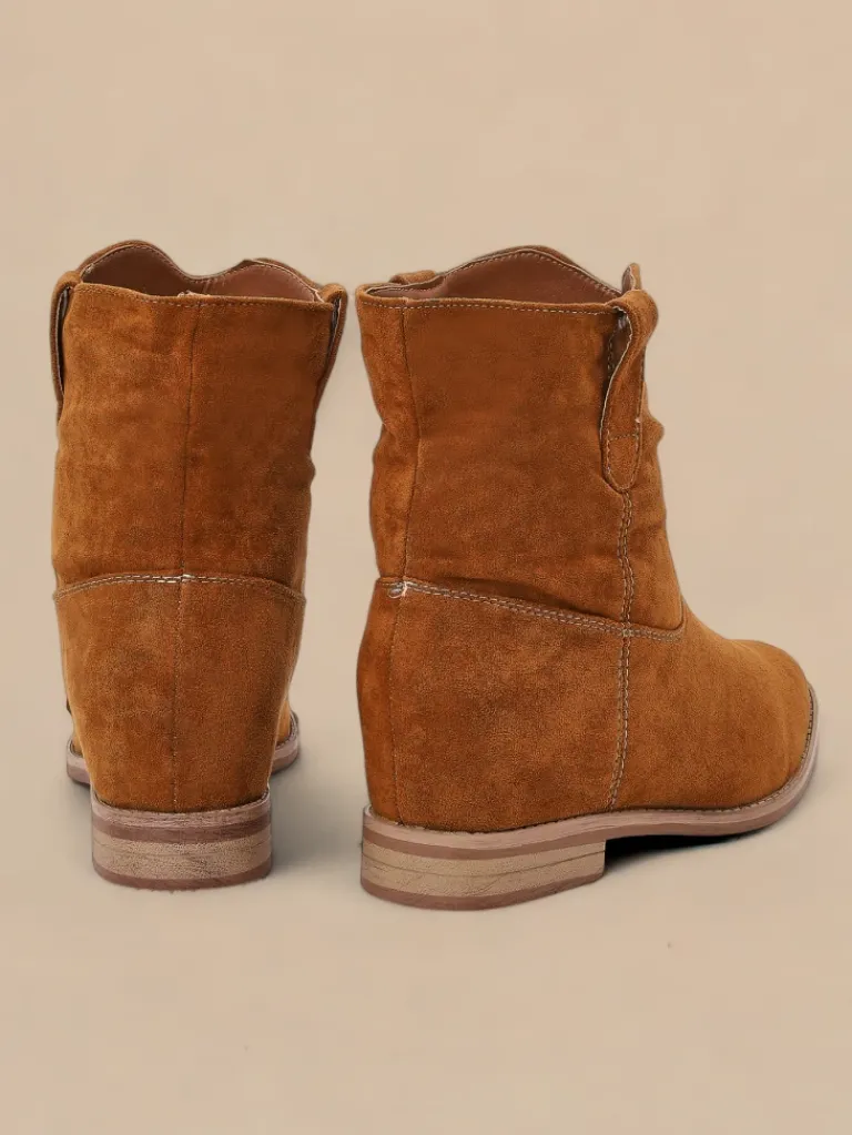 Outlet Brązowe botki a'la kowbojki na krytym koturnie Jelluma Botki Z Delikatnym Ociepleniem|Kowbojki