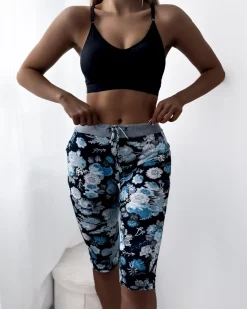 Outlet Ciemnoniebieskie damskie spodenki 3/4 z kwiatowym wzorem Spodenki 3/4|Krótkie Spodenki