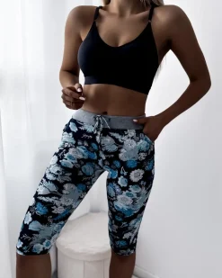 Outlet Ciemnoniebieskie damskie spodenki 3/4 z kwiatowym wzorem Spodenki 3/4|Krótkie Spodenki