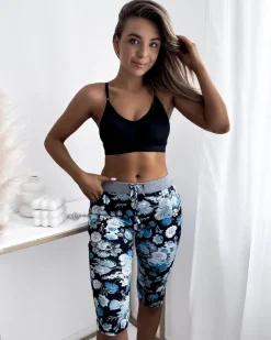 Outlet Ciemnoniebieskie damskie spodenki 3/4 z kwiatowym wzorem Spodenki 3/4|Krótkie Spodenki