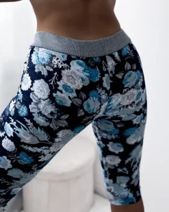 Outlet Ciemnoniebieskie damskie spodenki 3/4 z kwiatowym wzorem Spodenki 3/4|Krótkie Spodenki