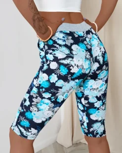 Outlet Ciemnoniebieskie damskie spodenki 3/4 z kwiatowym wzorem Spodenki 3/4|Krótkie Spodenki