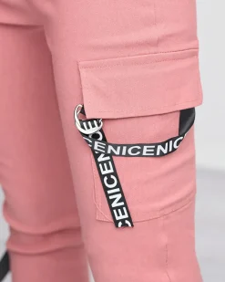 Outlet Ciemnoróżowe damskie spodnie bojówki z paskiem Spodnie Cargo