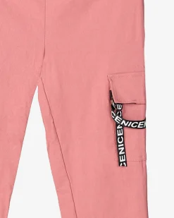 Outlet Ciemnoróżowe damskie spodnie bojówki z paskiem Spodnie Cargo