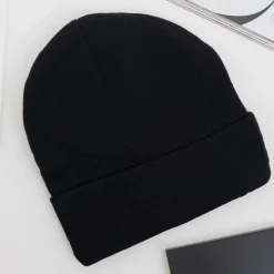 Online Czarna czapka beanie z naszywką Damskie Czapki|Czapki I Kapelusze