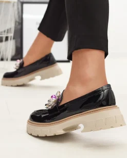 Outlet Czarne lakierowane mokasyny damskie z ozdobą Leliab Półbuty|Mokasyny Na Płaskiej Podeszwie