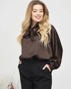 Sale Damska ciemnobrązowa długa satynowa bluzka z wiązaniem Bluzki / Koszule / Koszulki